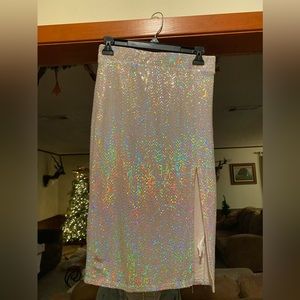 Knee-length sequin skirt. Size L.